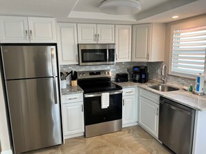 Fridge, microwave, dishwasher, coffee/tea maker - A14 - Your Coastal Getaway Starts Now (Sarasota)