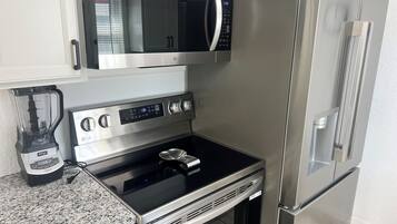 Micro-ondes, lave-vaisselle, cafetiĂšre/bouilloire