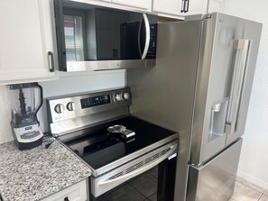 Microondas, lavavajillas, cafetera y tetera y utensilios de cocina 