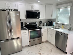 Fridge, microwave, dishwasher, coffee/tea maker - B16 - From Sunrise to Sunset (Sarasota)