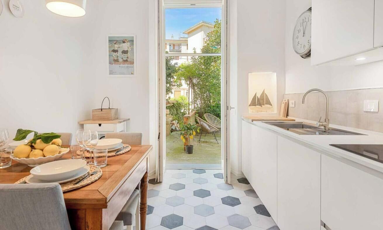 Een koelkast, een microgolfoven, een vaatwasser