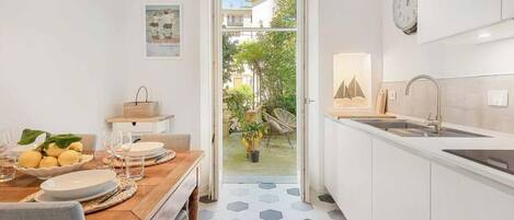 Een koelkast, een microgolfoven, een vaatwasser