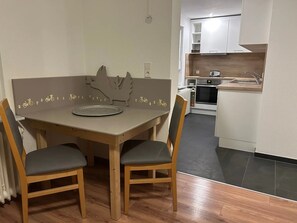 Dining - Donauherz Apartment with Wi-Fi in the Heart of Mühlheim’s Old Town (Mühlheim)