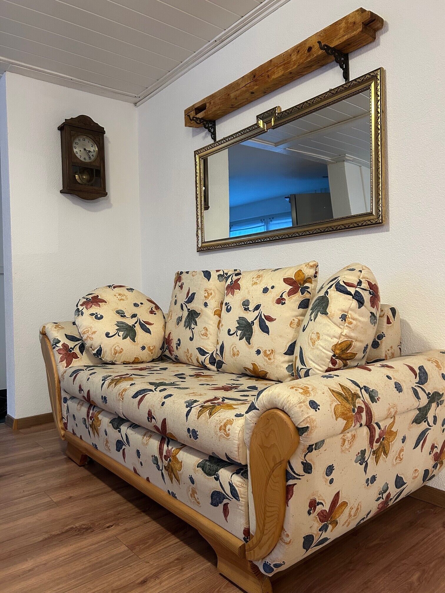 Una televisión, una chimenea