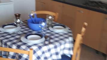 Căn hộ (A2) | Bếp riêng | Tủ lạnh, bếp nấu, dụng cụ nấu nướng/bát dĩa/dao nĩa