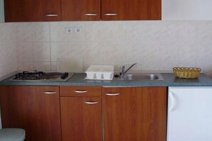 Apartment (A1) | Private kitchen | Fridge, stovetop, cookware/dishes/utensils - Apartments Ruzica (Vis)