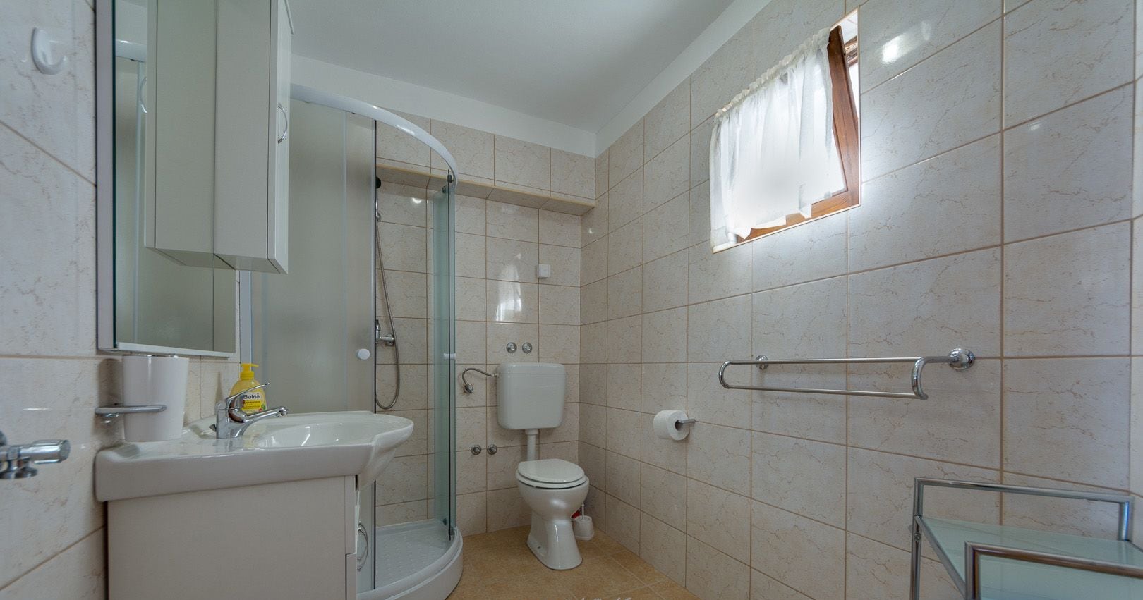 Apartment (A2) | Bathroom | Towels, soap, toilet paper