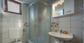 Apartment (A4) | Badezimmer | Dusche, Handtücher, Seife, Toilettenpapier