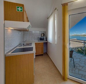 Apartment (A3) | Eigene Küche | Kühlschrank, Mikrowelle, Herdplatte, Wasserkocher