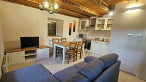Een knus woongedeelte met eethoek, kitchenette en zithoek.