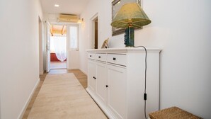 A hallway with a white cabinet, a lamp, and a mirror on the wall. - Apartment Sunny Family Terrace (Povljana)