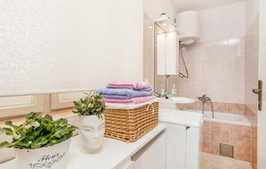 Apartment (A1) | Bathroom | Bathtub - Apartment Sunny Family Terrace Oasis (Povljana)