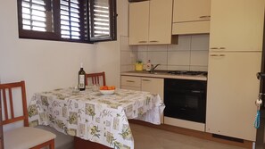 Apartment (A1) | Private kitchen | Fridge, stovetop, toaster, cookware/dishes/utensils - Apartments Jerko (Jelsa)