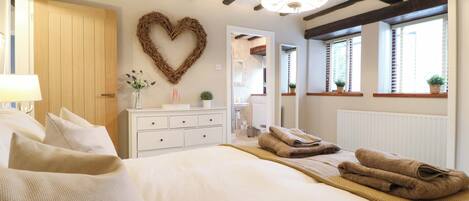 2 bedrooms, individually decorated, individually furnished, free WiFi