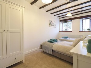 2 Schlafzimmer, individuell dekoriert, individuell eingerichtet