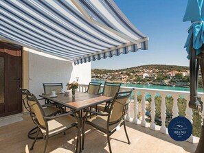 Outdoor dining - Apartments Ivan (Rogoznica)