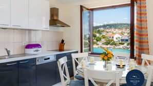 Eine moderne Küche mit Blick auf eine Küstenstadt.