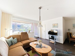 TV, books, stereo - Comfortable vacation apartment with covered balcony and parking space in Döse (Cuxhaven)