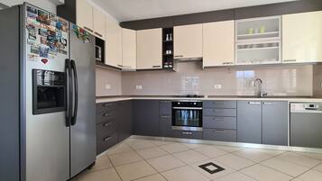 Apartment (A1) | Private kitchen | Fridge, microwave, oven, stovetop
