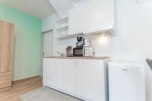 Basic-Apartment | Eigene Kochnische | Mini-Kühlschrank, Mikrowelle, Herdplatte, Kochgeschirr/Geschirr/Besteck