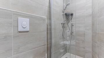 Basic Apartment | Bathroom | Shower, free toiletries, hair dryer, towels