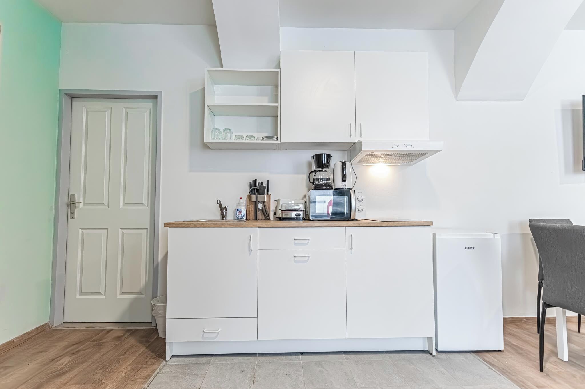 Frigobar, microondas, placa de cocina, utensilios de cocina