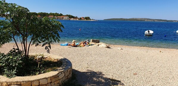 Beach nearby - Apartment Ivana (Sibenik)