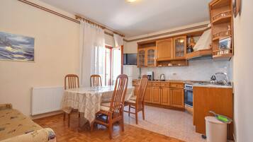 Appartement (A3) | Privékeuken | Een koelkast, een kookplaat, een espressoapparaat, een waterkoker