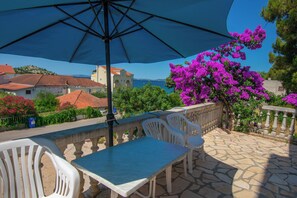 Apartment (A1) | Terrace/patio - Apartments Calida A (Pakostane)