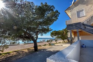 Courtyard - Apartments Calida B (Pakostane)