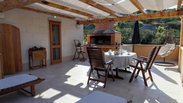 ํ์ฐ์ค | BBQ/ํผํฌ๋ ๊ณต๊ฐ