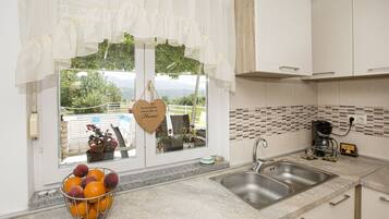 House | Private kitchen | Fridge, microwave, oven, stovetop