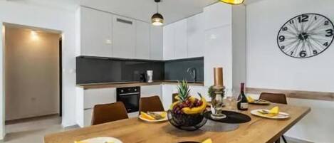 Apartment (A1) | Eigene KĂŒche | KĂŒhlschrank, Mikrowelle, Ofen, Herdplatte