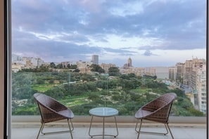 Property grounds - Valley & Sea Views with Furnished BBQ Balcony (Sliema)