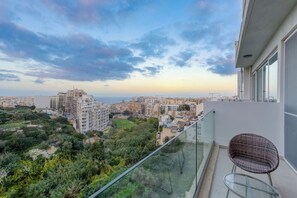 Property grounds - Valley & Sea Views with Furnished BBQ Balcony (Sliema)