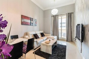 Smart TV - Holiday Home near beach & metro (Dubai)