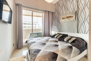 1 bedroom, iron/ironing board, WiFi, bed sheets - Holiday Home near beach & metro (Dubai)