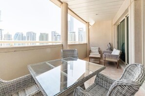Property grounds - Holiday Home near beach & metro (Dubai)