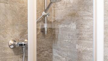 Dusj, toalettartikler (inkludert), hårføner og håndklær