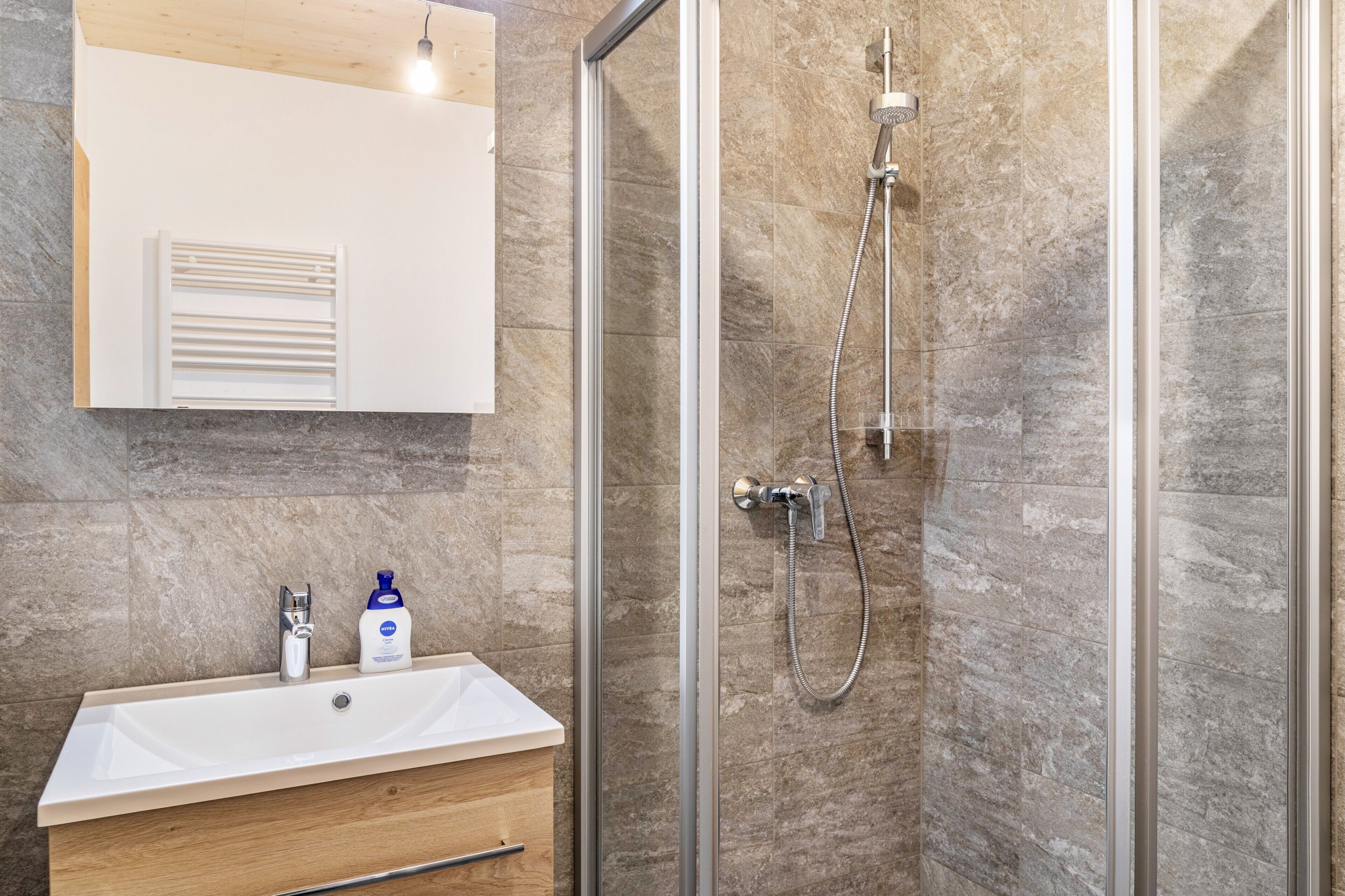 Dusche, kostenlose Toilettenartikel, Haartrockner, Handtücher