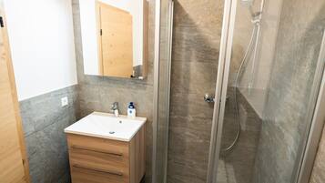 Douche, serviettes fournies