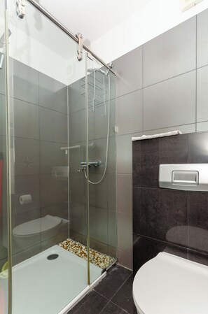 Apartment (A1) | Bathroom | Shower, towels, soap, toilet paper - Apartment Black Star (Split)