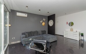 Apartment (A1) | Interior - Apartment Black Star (Split)