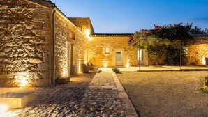 A stone building with a cobblestone pathway leading to a door. - Luxury villa with pool near Scicli (Scicli)