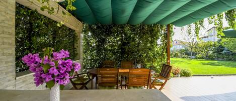 House | Outdoor dining