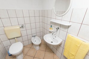 House | Bathroom | Soap, toilet paper - House Svjetlana (Postira)