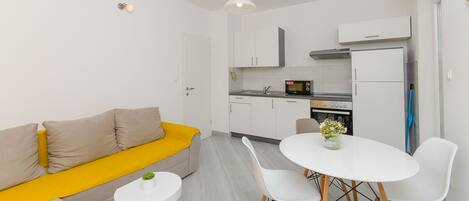 อพาร์ทเมนท์ (A2) | ครัวส่วนตัว | ตู้เย็น, ไมโครเวฟ, เตาอบ, เตาประกอบอาหาร