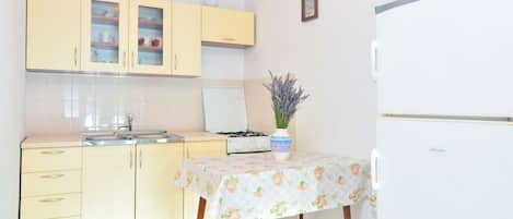 House | Private kitchen | Fridge, oven, stovetop, cookware/dishes/utensils