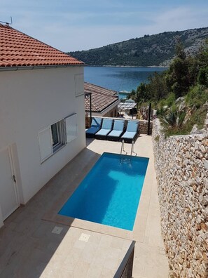 Una piscina al aire libre, una piscina climatizada