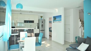 Eine moderne Wohnung mit Küche, Essbereich und Wohnzimmer.